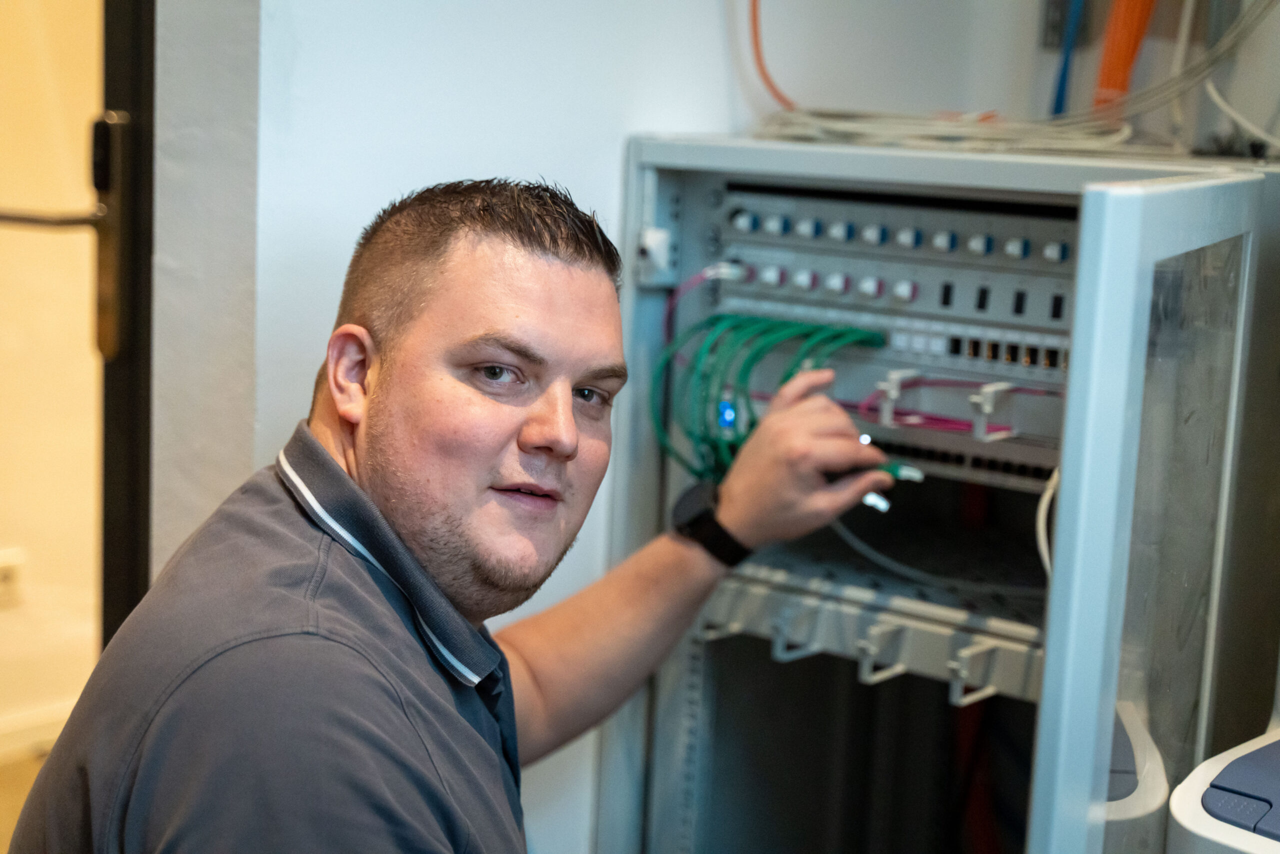 Unser Geschäftsführer Alex Gazke am Netzwerkschrank